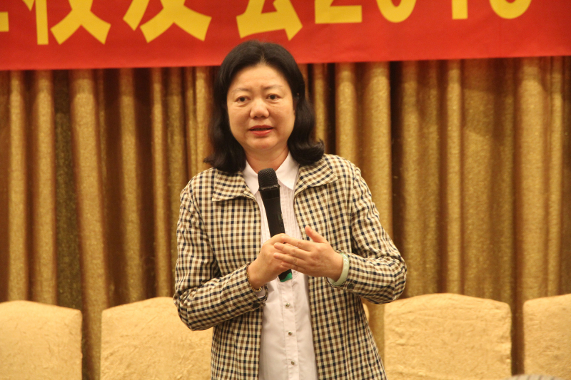 六十春秋再聚首,共叙年会欢乐多