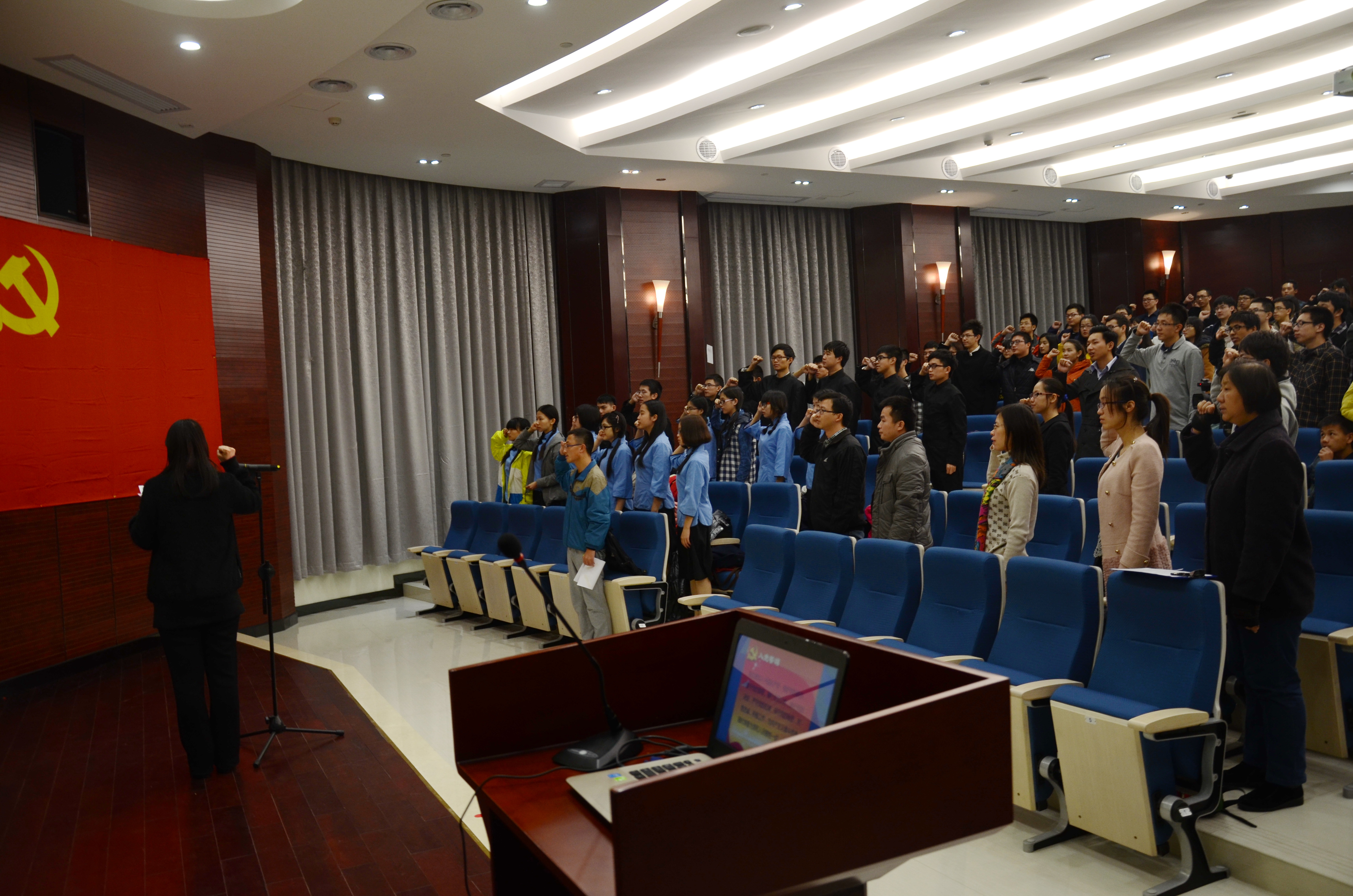 与信仰对话 挖掘思想深度 ——记化学与化学工程学院党员诗文朗诵会