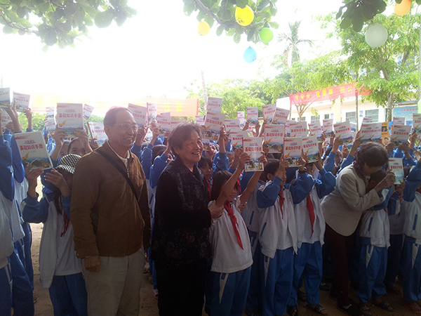 “爱心捐书万里行”第250站 --学院退休老师黄起鹏教授红旗小学捐书仪式举行 