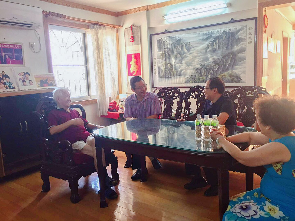 学校学院领导教师节走访慰问教师代表