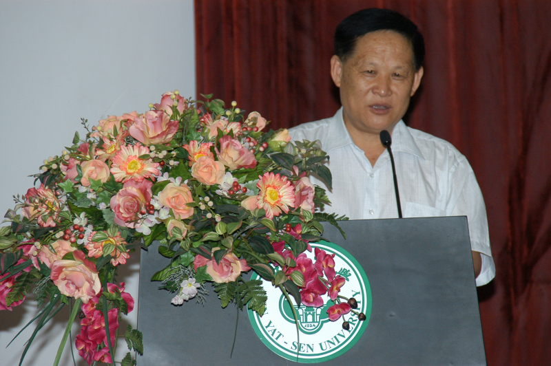 5教育部高等学校化学教育研究中心主任段连运教授向大会致词