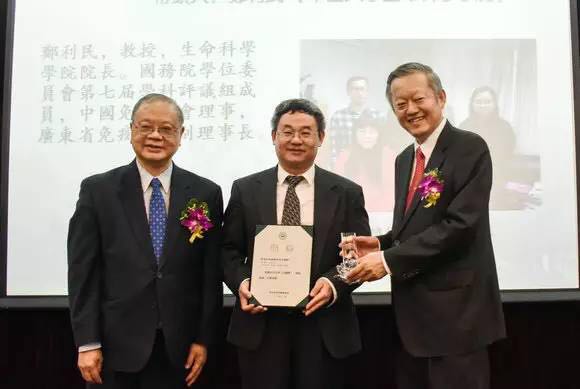 我校举行第四届“芙兰奖”颁奖典礼