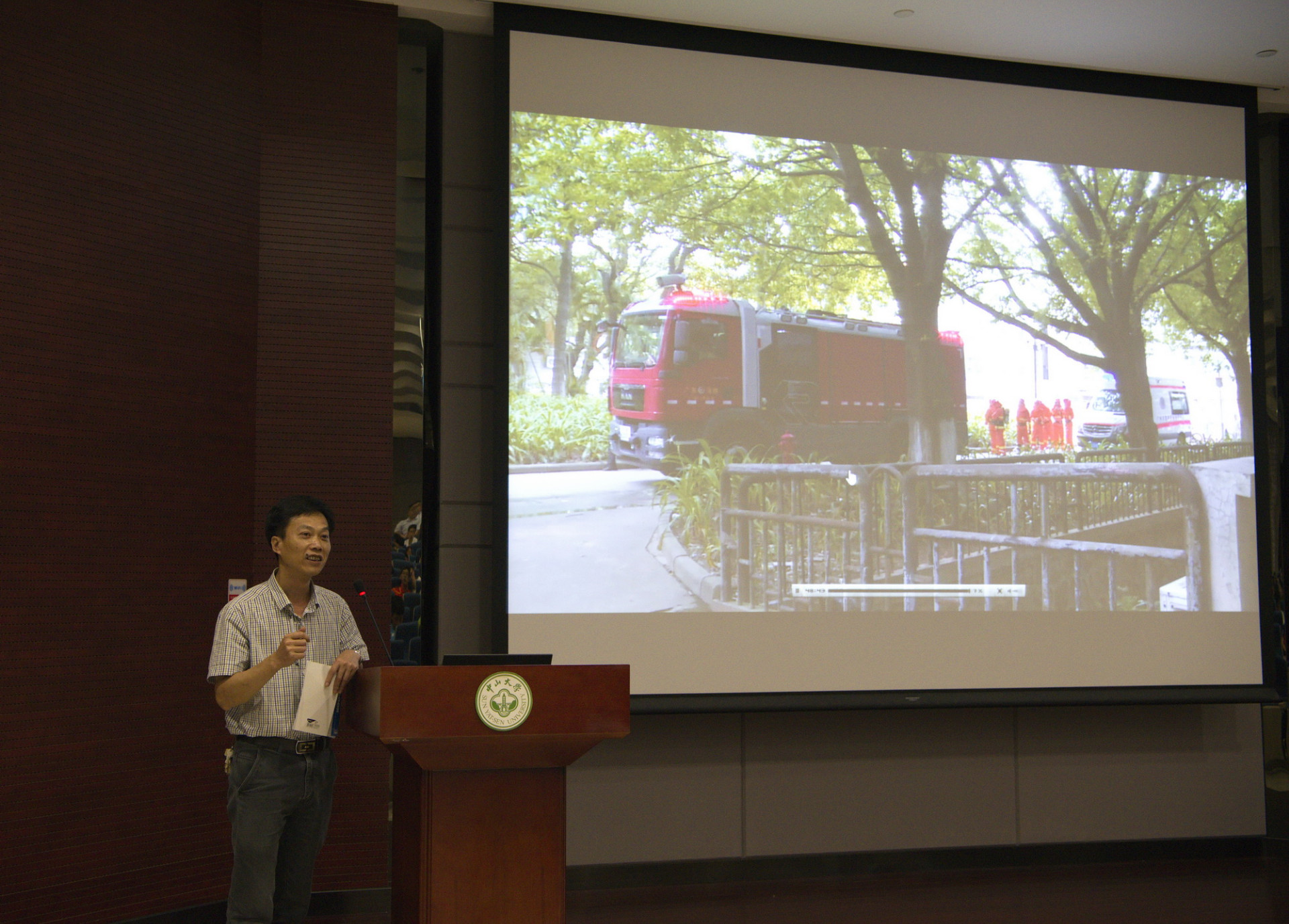 中山大学化学实验室安全突发事件应急处置演练在我院举行