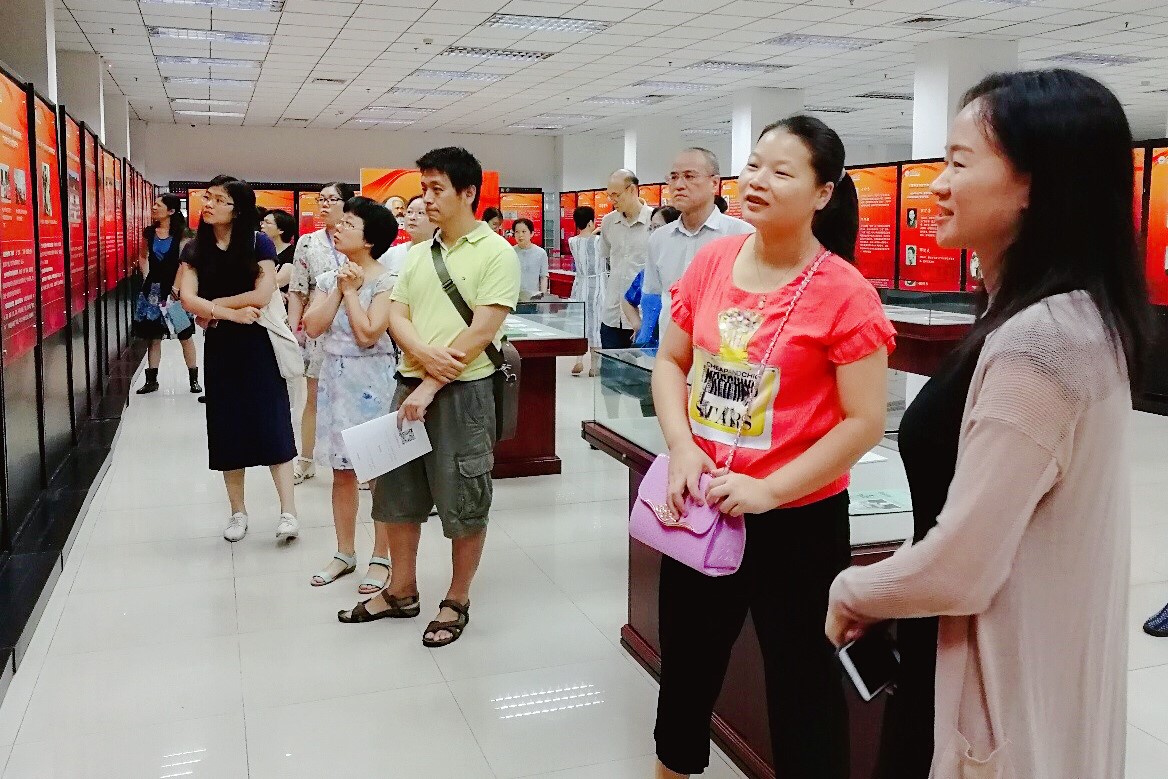 304永利党委组织教职工党员参观“笃行与薪传—马克思主义在中山大学的实践与传承”系列展览