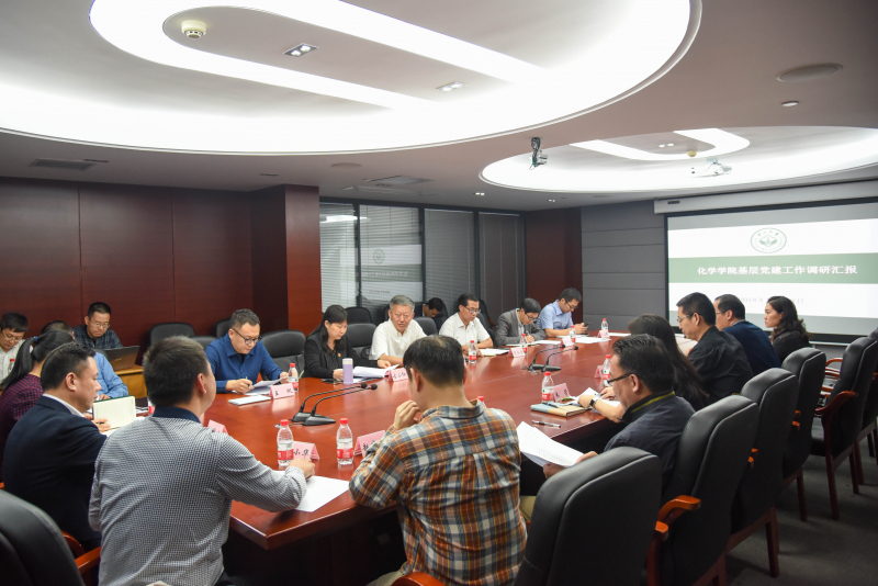 图2 与会人员热烈讨论