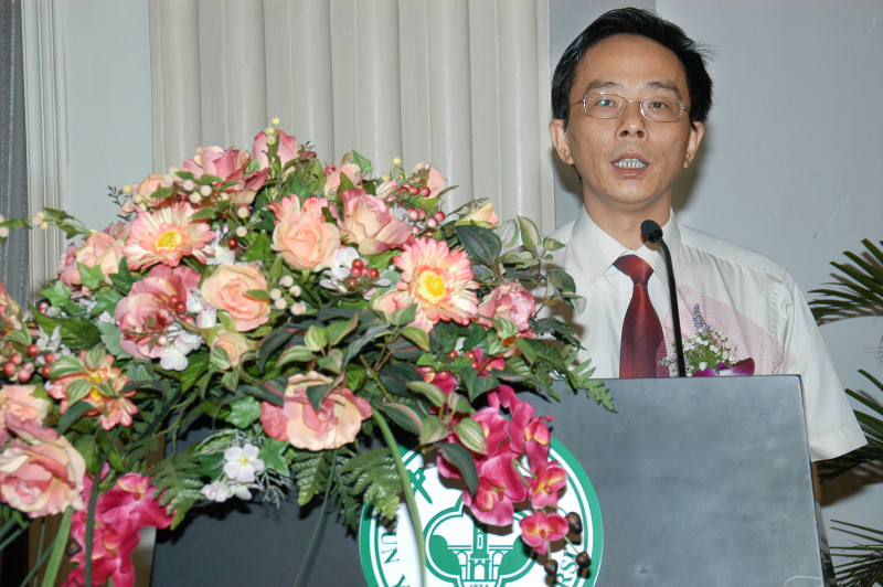 4中山大学化学院院长陈小明教授在开幕式上致辞